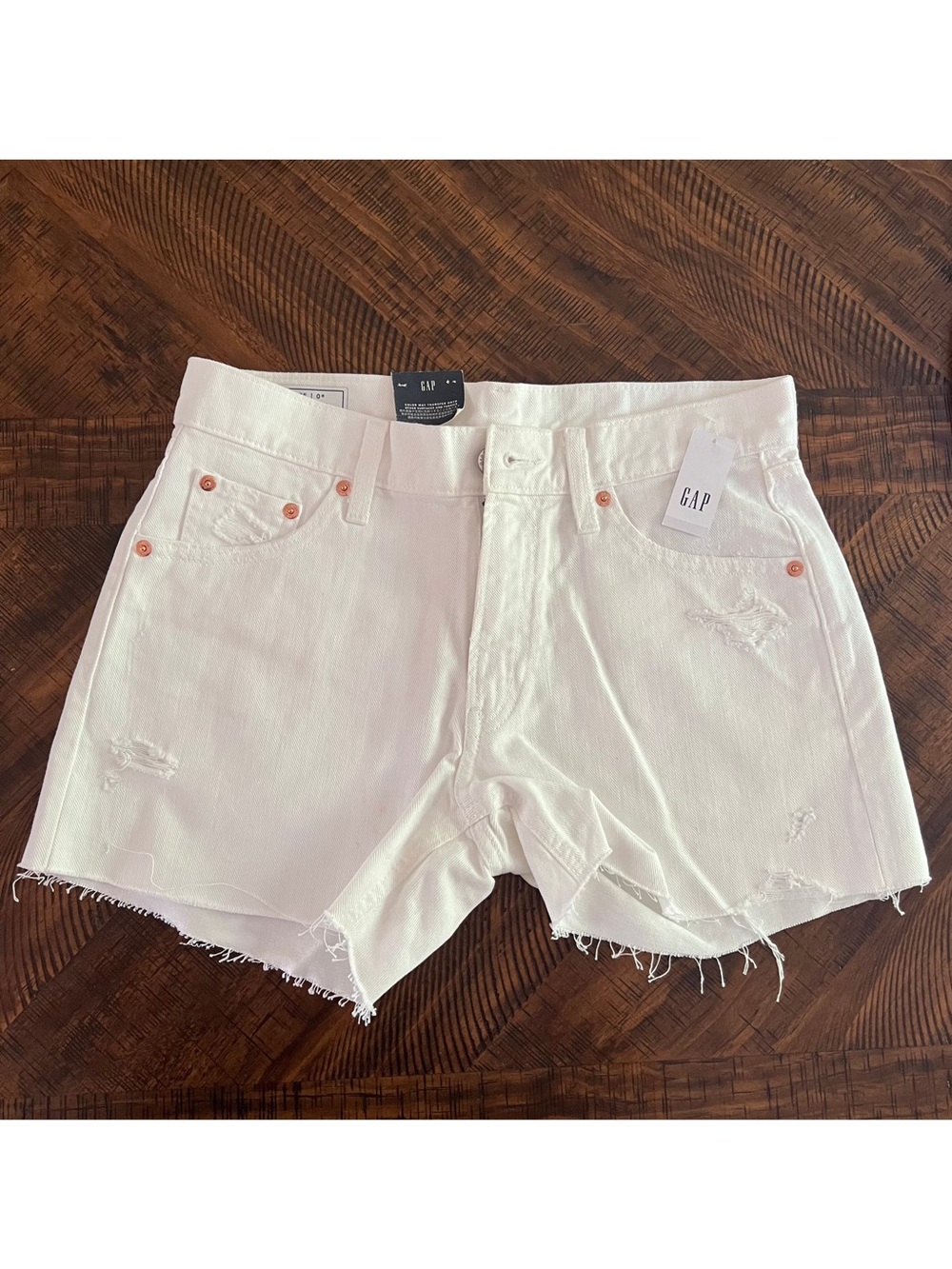 GAP "Low Stride" Distressed White Denim Shorts • Low Rise & Raw Hem • Size 25 - Picture 4 of 10
